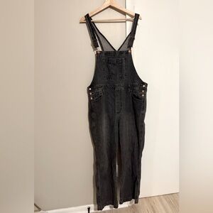 ⭐️black denim overalls!